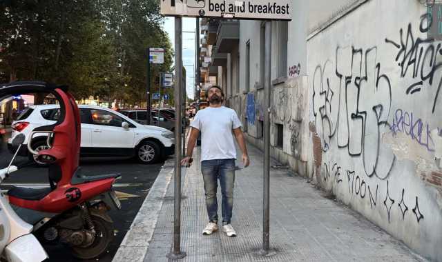 Due pali e un cartello sopra, ma in tanti hanno paura a passarci sotto: ecco perch�